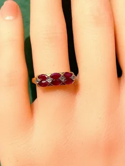 Bague en or jaune 18 carats, 6 rubis et 4 diamants
