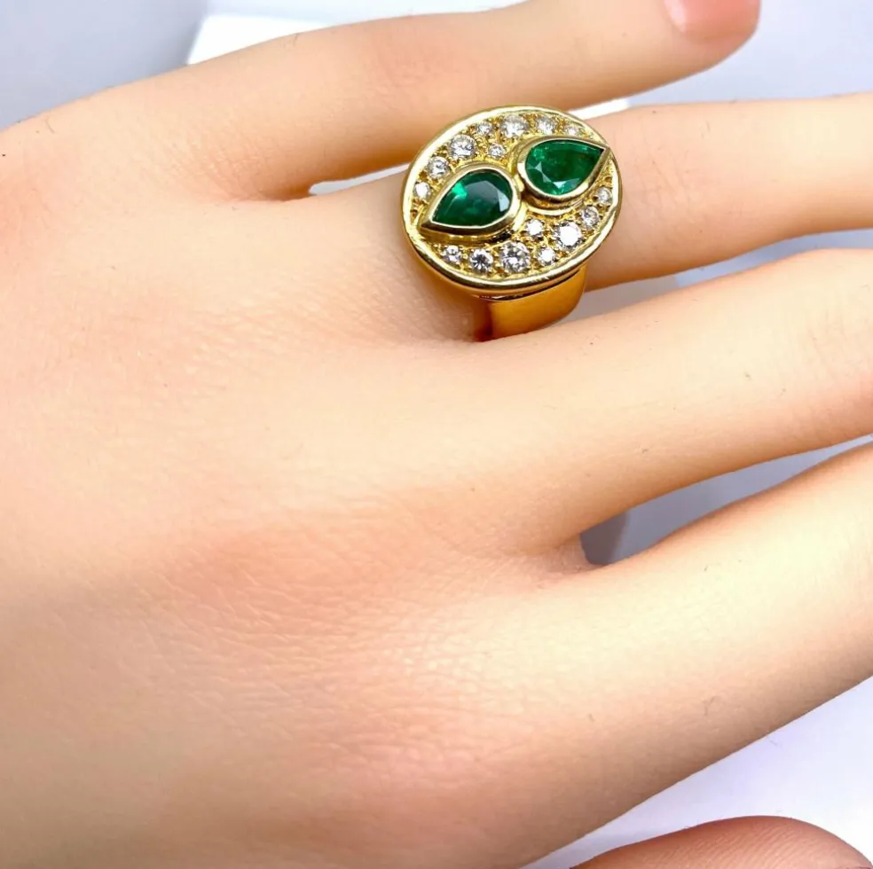Bague en or jaune 18 carats, émeraudes et diamants