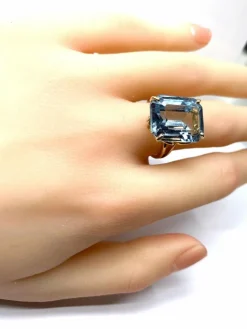 Bague en or jaune 18 carats et aigue marine