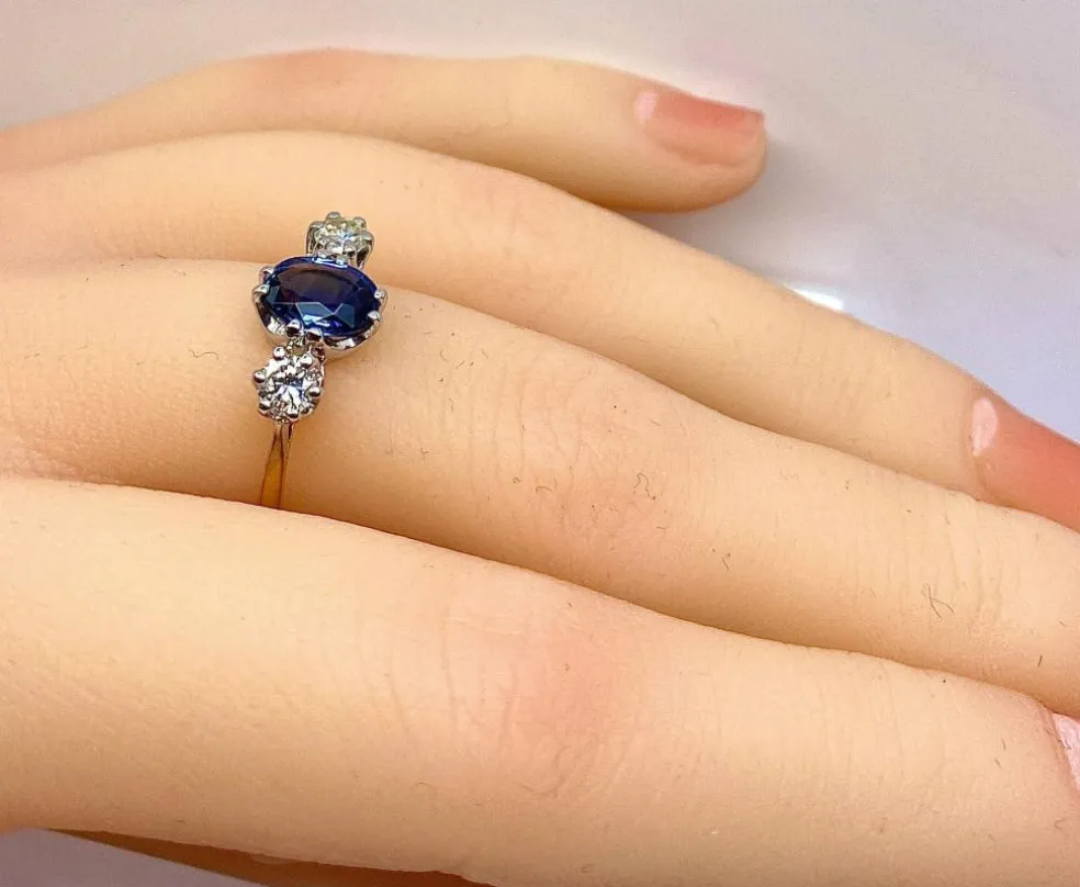 Bague en or jaune 18 carats : saphir épaulé de 2 diamants