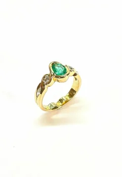 Bague en or jaune 18 carats sertie d'une émeraude ovale et diamants