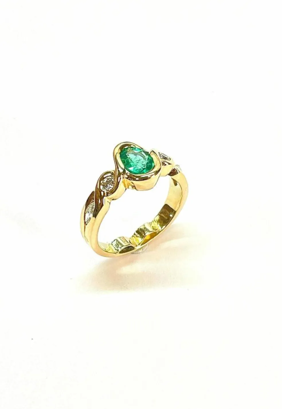 Bague en or jaune 18 carats sertie d'une émeraude ovale et diamants