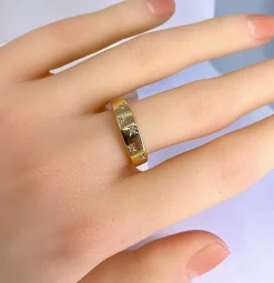 Bague en or jaune 18 carats sertie de 5 diamants