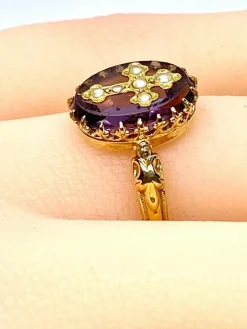 Bague en or jaune 18 carats ornée d’une croix en perles fines