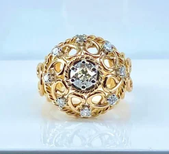 Bague en or jaune 18 carats , diamant 0,70 carat entouré de 8 diamants