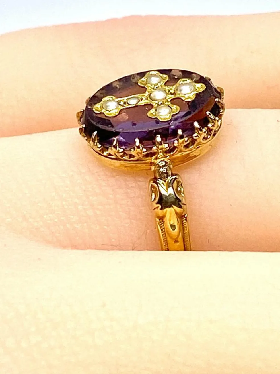 Bague en or jaune 18 carats ornée d’une croix en perles fines