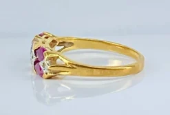 Bague en or jaune 18 carats, 6 rubis et 4 diamants