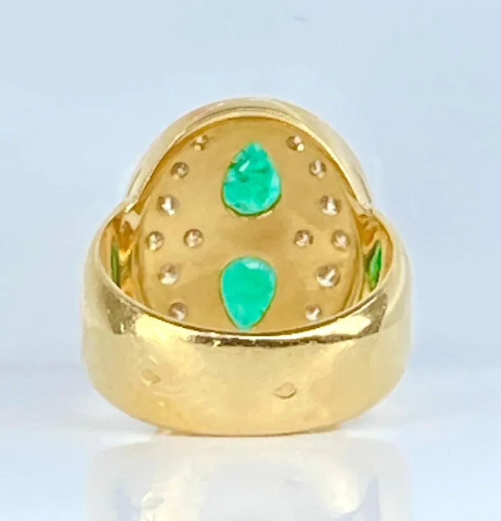 Bague en or jaune 18 carats, émeraudes et diamants