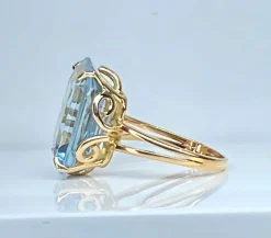 Bague en or jaune 18 carats et aigue marine