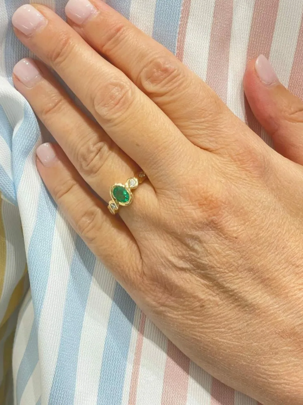 Bague en or jaune 18 carats sertie d'une émeraude ovale et diamants