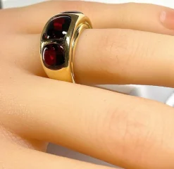 Bague en or jaune 18 carats ornée de 3 grenats