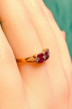 Bague en or jaune 18 carats, 6 rubis et 4 diamants