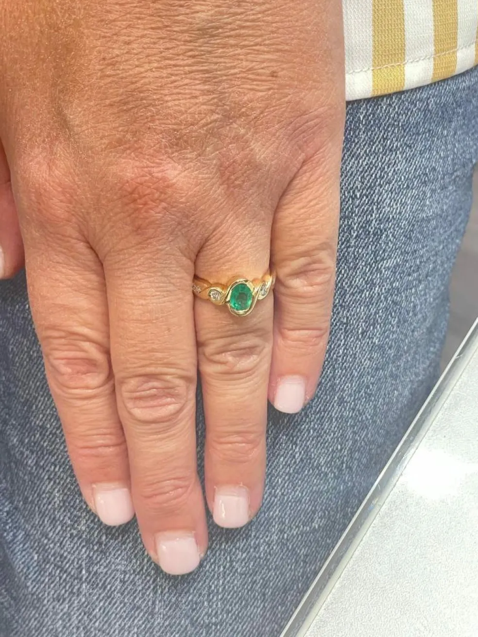 Bague en or jaune 18 carats sertie d'une émeraude ovale et diamants