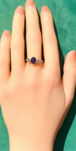 Bague en or jaune 18 carats : saphir épaulé de 2 diamants