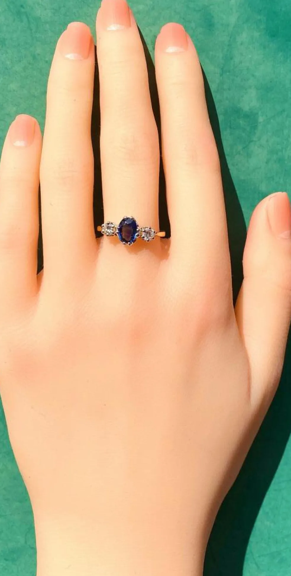 Bague en or jaune 18 carats : saphir épaulé de 2 diamants