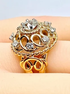 Bague en or jaune 18 carats , diamant 0,70 carat entouré de 8 diamants