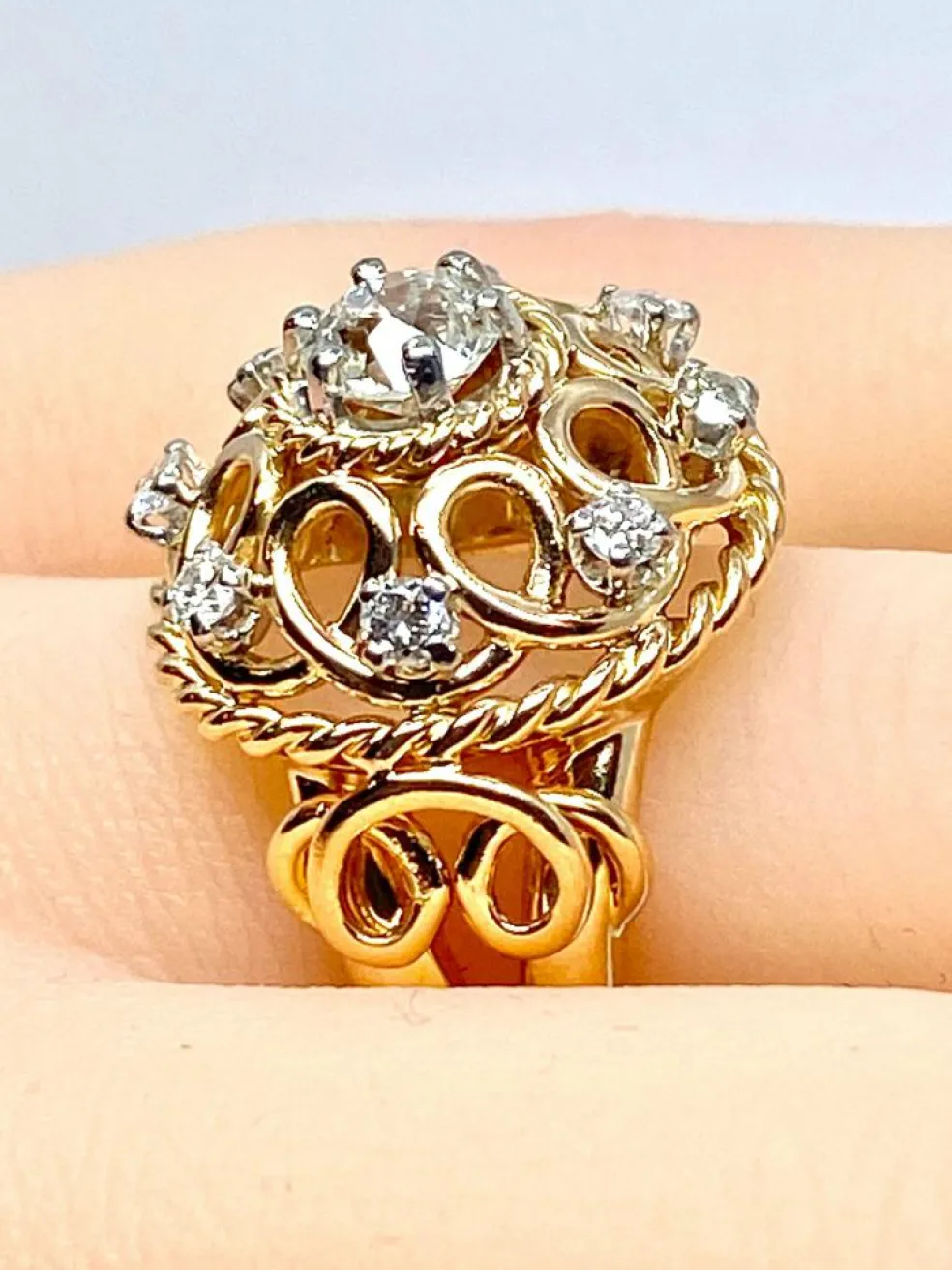 Bague en or jaune 18 carats , diamant 0,70 carat entouré de 8 diamants