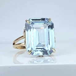Bague en or jaune 18 carats et aigue marine