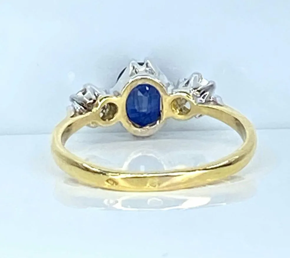 Bague en or jaune 18 carats : saphir épaulé de 2 diamants