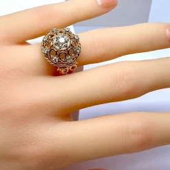 Bague en or jaune 18 carats , diamant 0,70 carat entouré de 8 diamants
