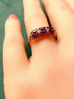 Bague en or jaune 18 carats, 6 rubis et 4 diamants