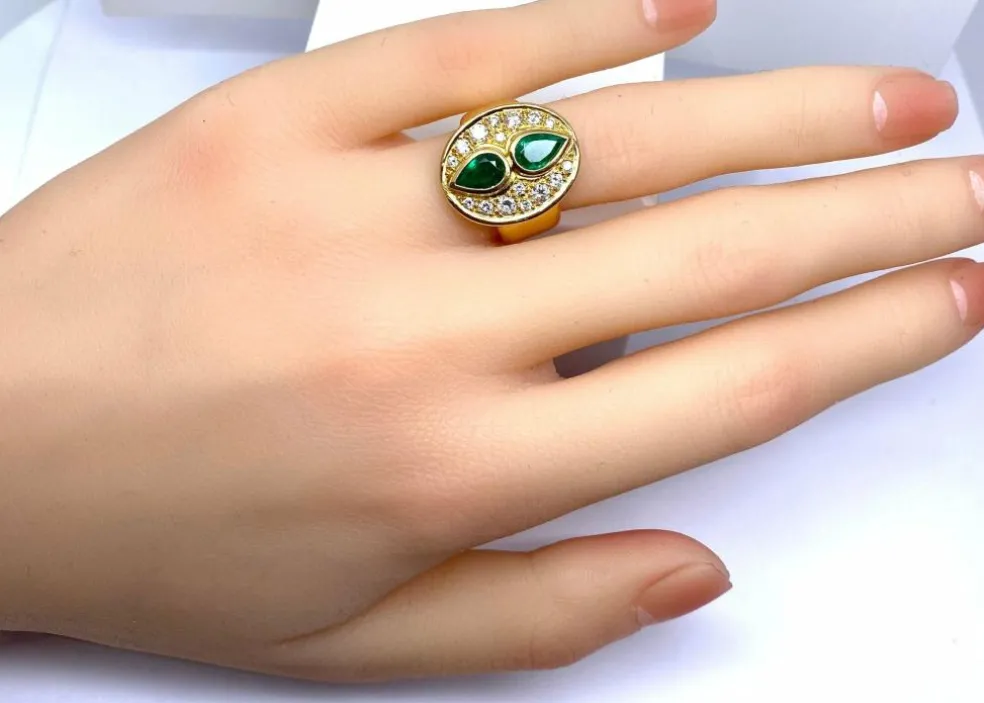 Bague en or jaune 18 carats, émeraudes et diamants