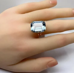 Bague en or jaune 18 carats et aigue marine