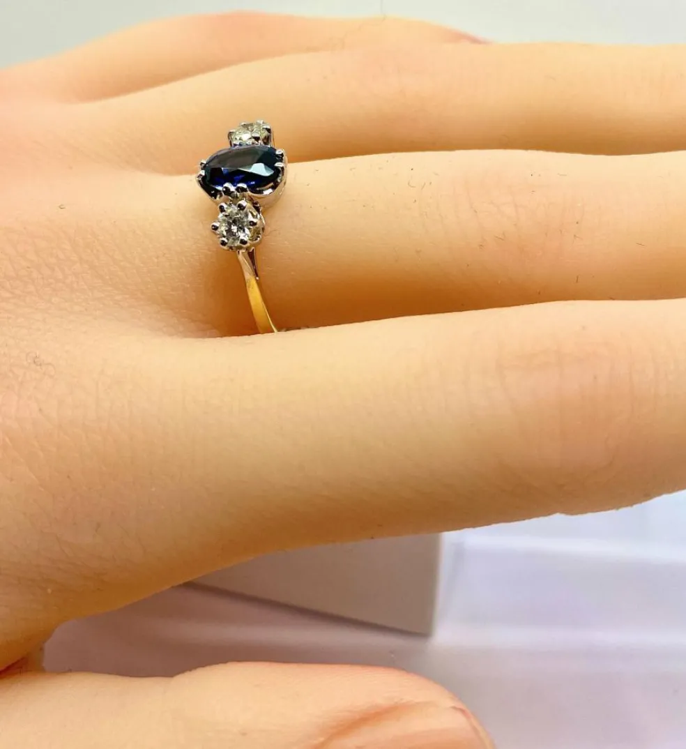 Bague en or jaune 18 carats : saphir épaulé de 2 diamants