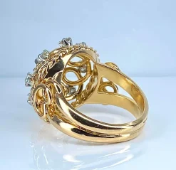 Bague en or jaune 18 carats , diamant 0,70 carat entouré de 8 diamants