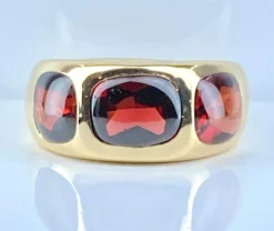 Bague en or jaune 18 carats ornée de 3 grenats