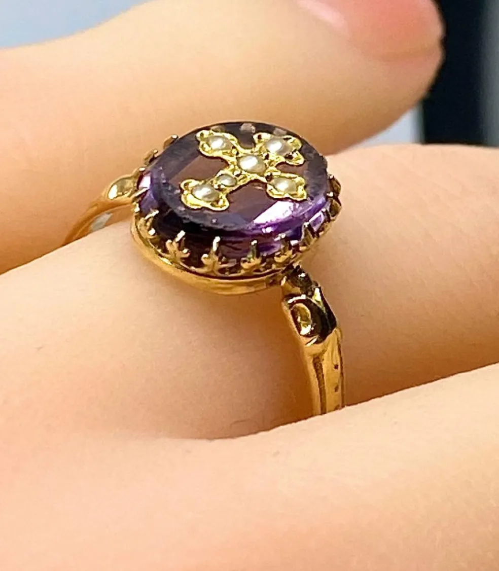 Bague en or jaune 18 carats ornée d’une croix en perles fines