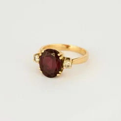 Bague en or jaune, grenat almandin et diamants