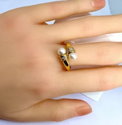 Bague en or jaune, 2 perles et 6 diamants