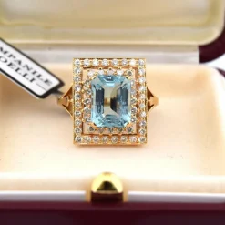 Bague en or jaune avec aigue-marine et diamants