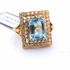 Bague en or jaune avec aigue-marine et diamants