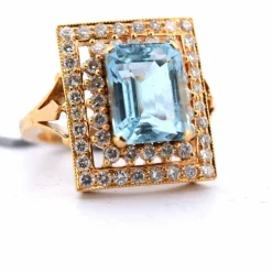 Bague en or jaune avec aigue-marine et diamants