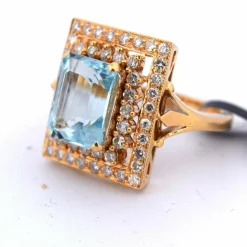 Bague en or jaune avec aigue-marine et diamants
