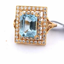 Bague en or jaune avec aigue-marine et diamants