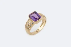 Bague en or jaune avec améthyste et pierres blanches
