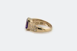 Bague en or jaune avec améthyste et pierres blanches