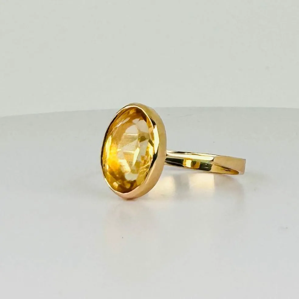 Bague en or jaune avec citrine ovale