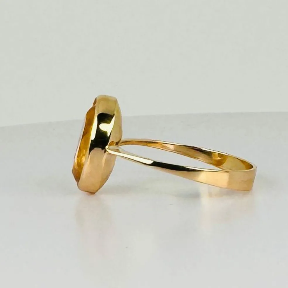 Bague en or jaune avec citrine ovale