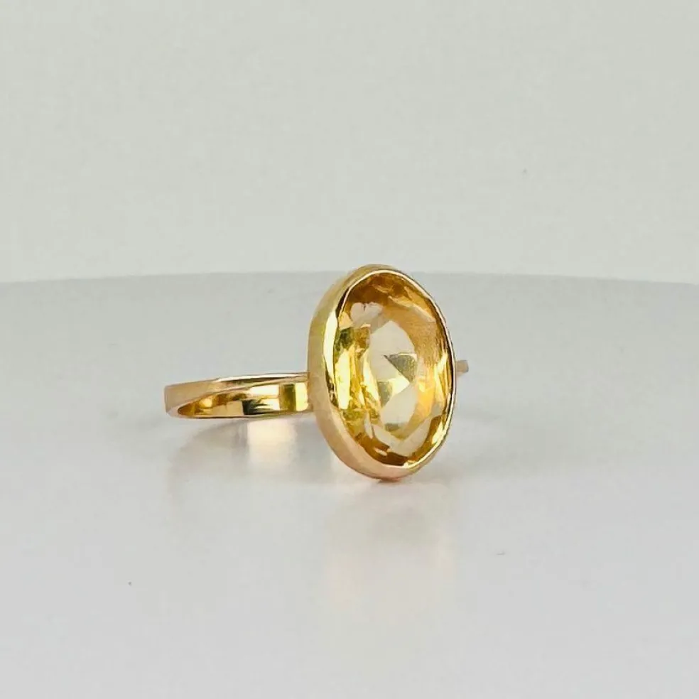 Bague en or jaune avec citrine ovale