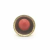 Bague en or jaune avec corail central