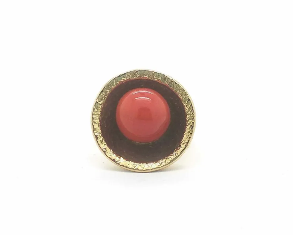 Bague en or jaune avec corail central