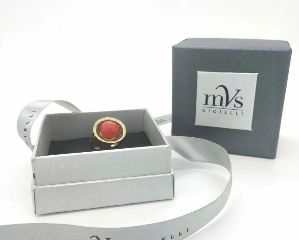 Bague en or jaune avec corail central