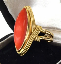Bague en or jaune avec corail