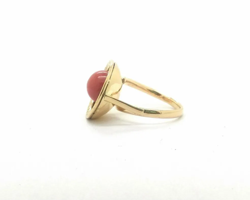 Bague en or jaune avec corail central