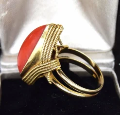 Bague en or jaune avec corail