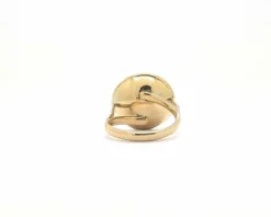 Bague en or jaune avec corail central